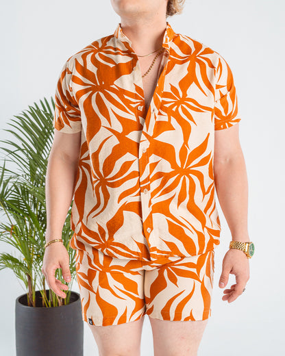 Conjunto Short y Camisa Manga Corta Cuello Chino Estampado Tropical Naranja